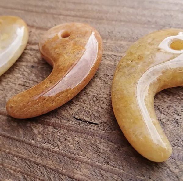 ビーズ アクセサリー用品 アクセサリー道具 材料 手芸 ハンドクラフト コレクション 勾玉 イエロージェイド 特大 日本古来より伝わる 【送料無料】_1