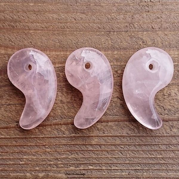ビーズ アクセサリー用品 アクセサリー道具 材料 手芸 ハンドクラフト コレクション 勾玉 ローズクォーツ 特大 日本古来より伝わる 【送料無料】