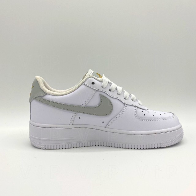 NIKE WMNS AIR FORCE 1 07 ESSENTIAL ナイキ ウィメンズ エアフォース 1 07 エッセンシャル ホワイト 白  レディース スニーカー CZ0270-1｜au PAY マーケット