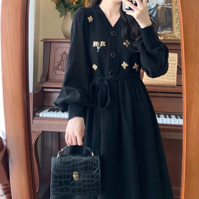 レディース ワンピース ニット＆コーデュロイ 2色展開 フレアスカート ミドル丈 長袖 パフスリーブ Vネック Aライン コーデュロイ 異素材ミックス ニット かわいい 大人可愛い シンプル カジュアル レトロ ラフ ガーリー ルーズ ラブリー カレッジ風 花柄 刺繍 秋 学生 通学の通販は 5,750円