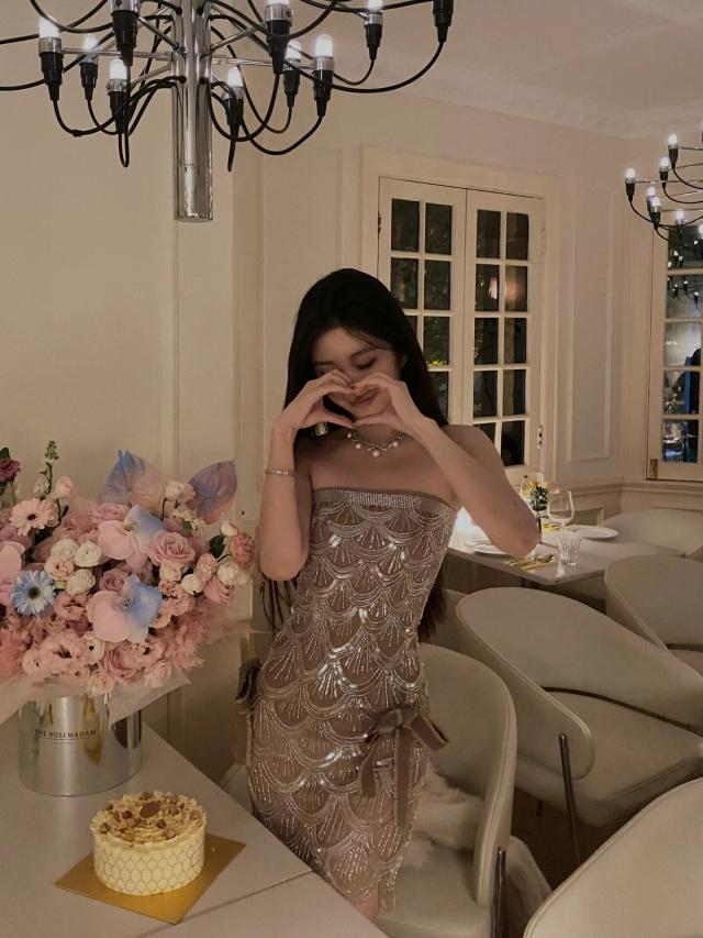 ドレス ワンピース パーティー 結婚式 二次会 披露宴 演奏会 ショート ノースリーブ オフショル 刺繍 リボン きれいめ 大人可愛い キュート ガーリー 存在感 エレガント セクシー 華やか イベント 美脚 高見え 光沢感 キャバ ラウンジ クラブ S M L スリム ゴールド【UN0008】の通販は 15,780円