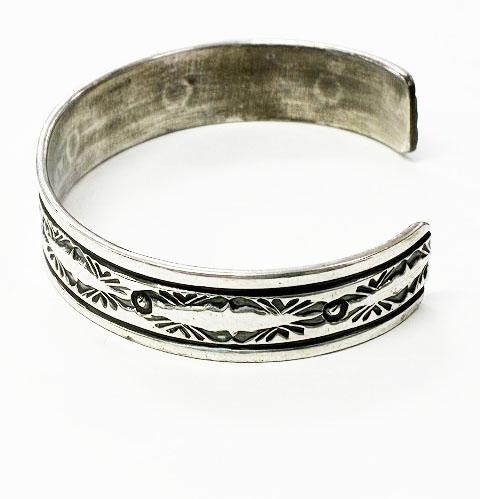 【中古】ナバホ族 Navajo シルバー バングル HRM ヘンリーマリアーノ 作 スタンプワーク 925 ▲ 260209_3