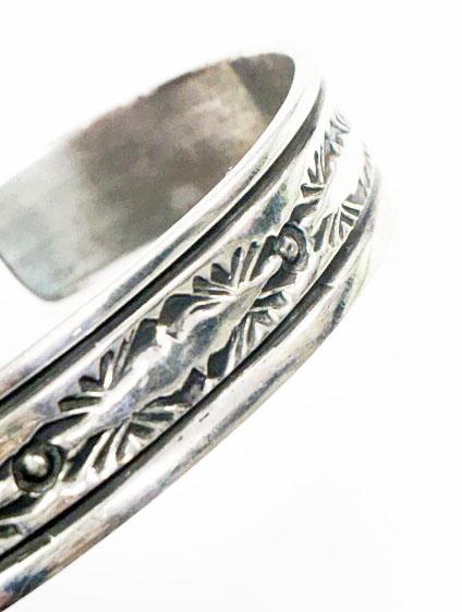 【中古】ナバホ族 Navajo シルバー バングル HRM ヘンリーマリアーノ 作 スタンプワーク 925 ▲ 260209_5