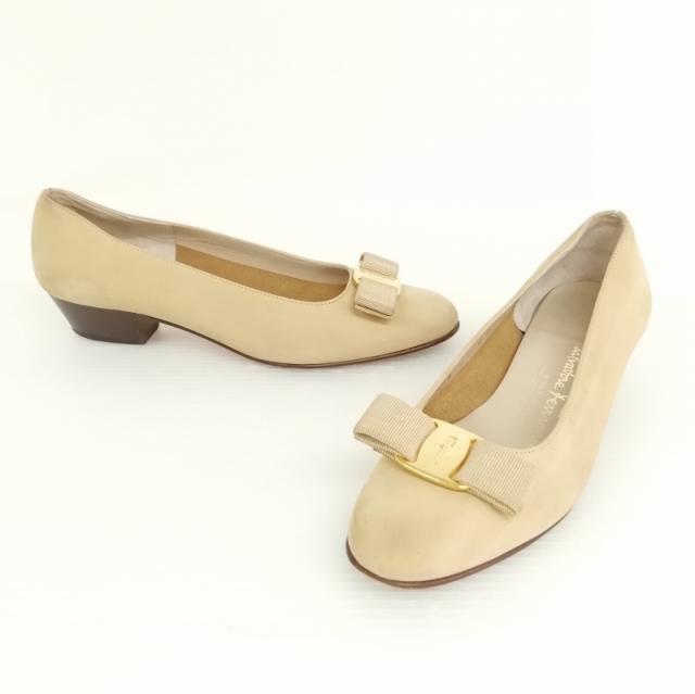 サルヴァトーレフェラガモ パンプス ヴァラリボン ヌバック ベージュ