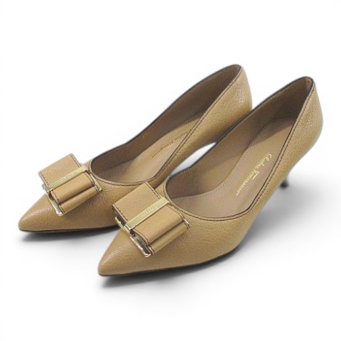 【中古】サルヴァトーレフェラガモ Salvatore Ferragamo パンプス リボン ゴールド金具 ４.５D ベージュ レザー