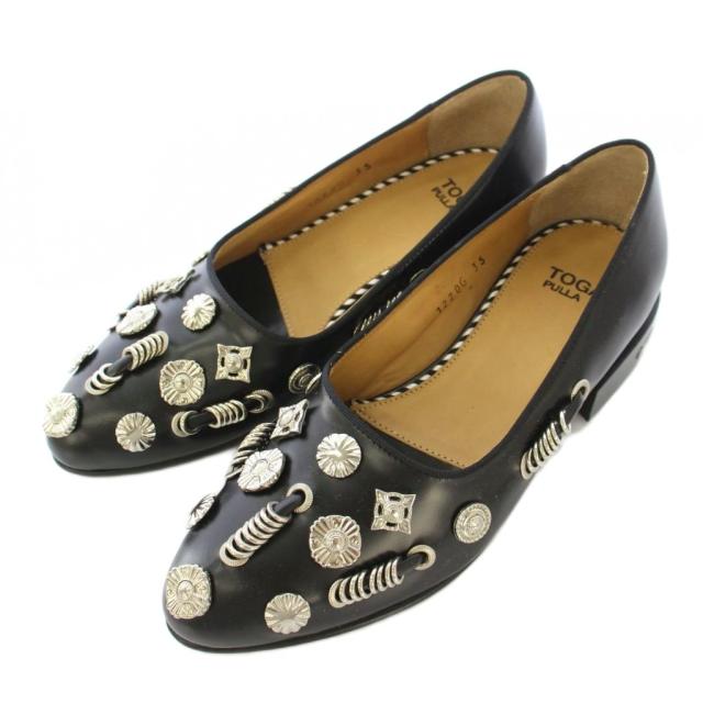 【中古】トーガ プルラ ブラックポリッド パンプス ラウンドトゥ ローヒール レザー スタッズ 装飾 35 黒 ブラック