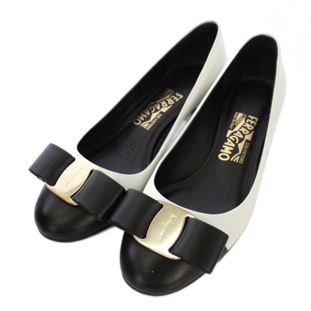 【中古】サルヴァトーレフェラガモ IVREA CT パンプス ヴァラ ラウンドトゥ レザー 7D 白 黒 レディース