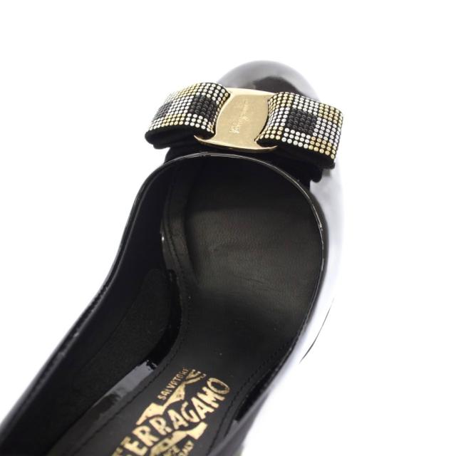 【中古】サルヴァトーレフェラガモ ヴァラ パンプス 読み合わせる 専売特許 エナメル 6.5C 黒 レディース