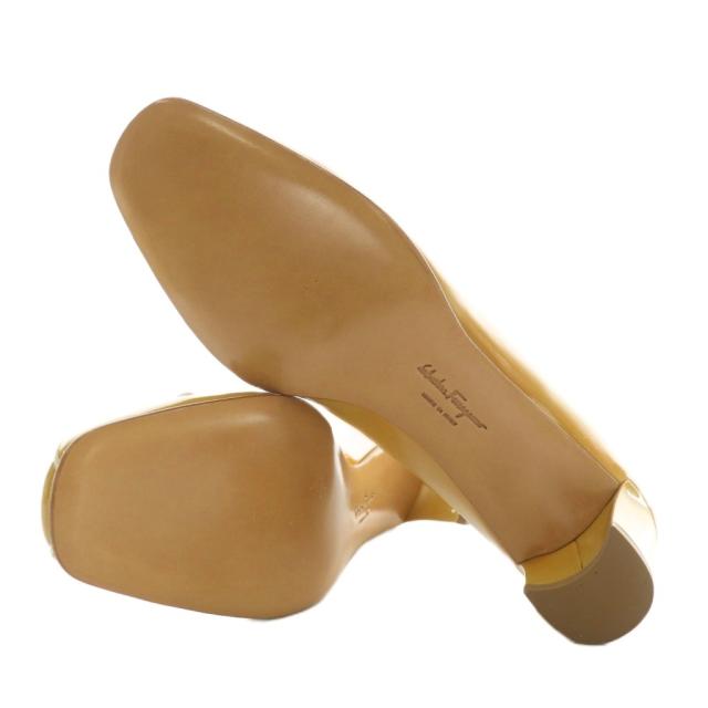 【中古】Salvatore Ferragamo ヴァラ パンプス エナメル ラウンドトゥ ヒール ロゴ 7.5 24.5cm カラシ色 黄色