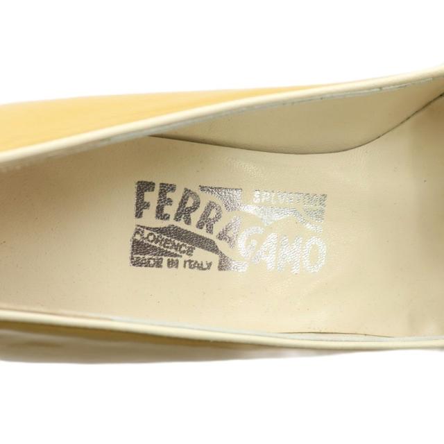 【中古】Salvatore Ferragamo ヴァラ パンプス エナメル ラウンドトゥ ヒール ロゴ 7.5 24.5cm カラシ色 黄色