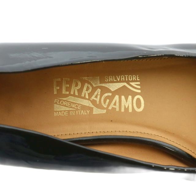 【中古】Salvatore Ferragamo パンプス フラットシューズ エナメル ラウンドトゥ ロゴ ゴールド金具 7.5 24.5cm 黒