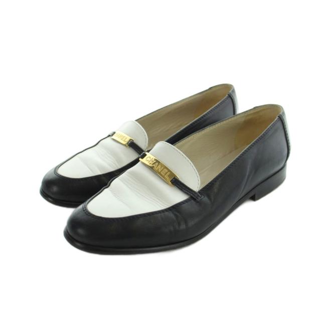 【中古】シャネル CHANEL ローファー モカシン レザー ロゴ プレート37.5 24cm 黒 ブラック 白 ホワイト ■GY17 /MQ