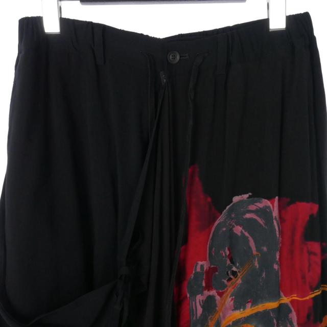 【中古】ヨウジヤマモト YOHJI YAMAMOTO ブラックスキャンダル 20SS アートプリント レイヤード ラップドレープパンツ_3