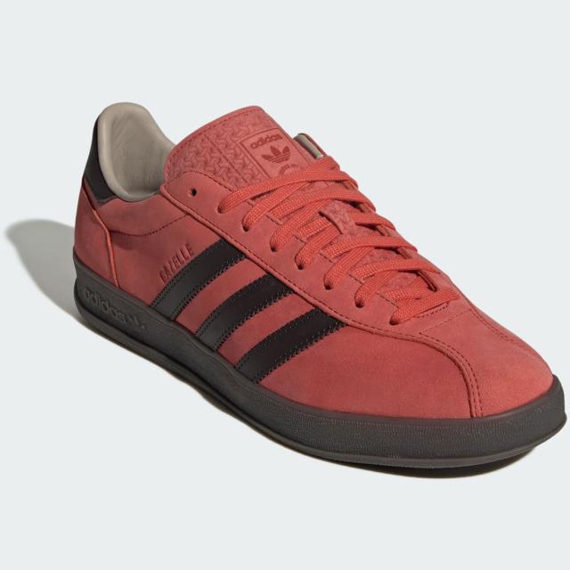 [アディダス] ガゼル プロ シューズ [ADIDAS GAZELLE INDOOR PRO SHOES] クルーレッド/サプライヤーカラー/チャコール JR8839 アディダス] ガゼル プロ シューズ [ADIDAS GAZELLE INDOOR PRO SHOES