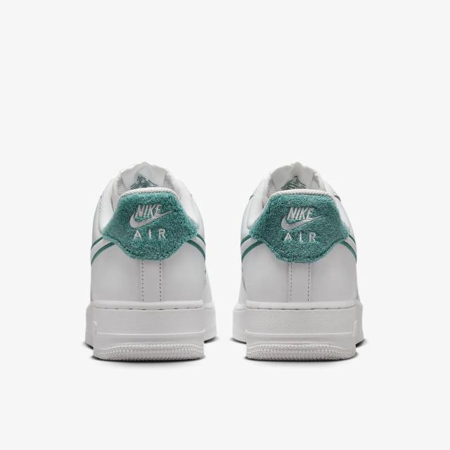 ナイキ] エア フォース 1 '07 LV8 [AIR FORCE 1 '07 LV8] サミット