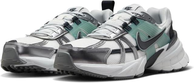 [ナイキ] V2K ラン [W V2K RUN] サミットホワイト/メタリッククールグレー/ピュアプラチナム/ダークオブシディアン HQ3484-121