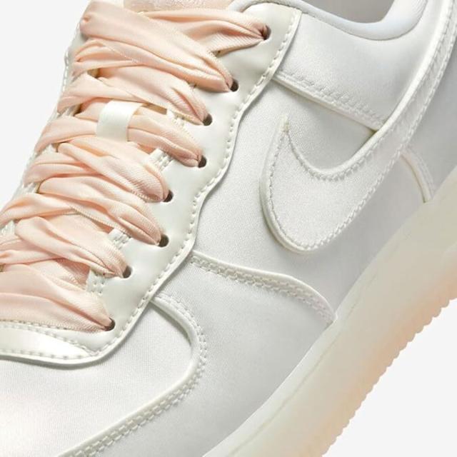 [ナイキ] エア フォース 1 ‘07 LV8 [W AIR FORCE 1 '07 LV8] セイル/ベアリーオレンジ/セイル HQ3762-133 ナイキ] エア フォース 1 '07 LV8 [W AIR FORCE 1 '07 LV8] セイル