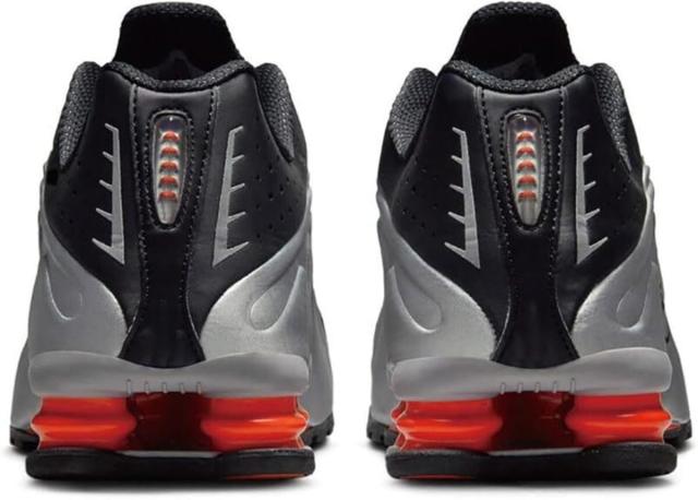 【関税込み】Nike ブラック＆シルバー Shox R4 スニーカー 国内12月7日発売予定】 ナイキ ショックス R4 メタリック