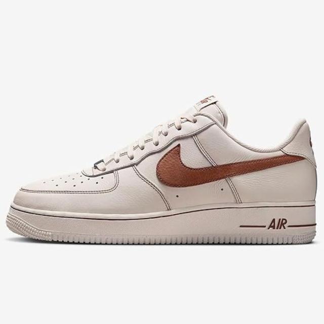 [ナイキ] エア フォース 1 ‘07 LV8 [AIR FORCE 1 ‘07 LV8] アイボリー/サドルブラウン HQ2037-101