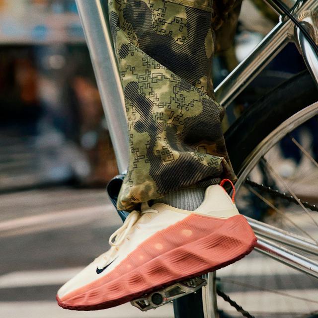 ナイキ] エーヴァ ローヴァー [AVA ROVER] フォスル/コズミッククレイ