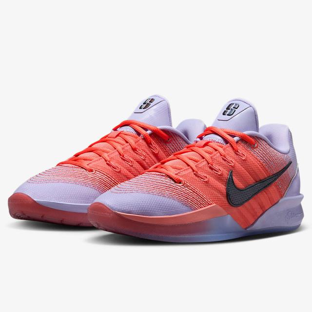 [ナイキ] サブリナ 3 ラディアント EP [SABRINA 3 "Radiant" EP] ベアリーグレープ/マジックエンバー/ブライトピーチ/ブラック HF2882-500