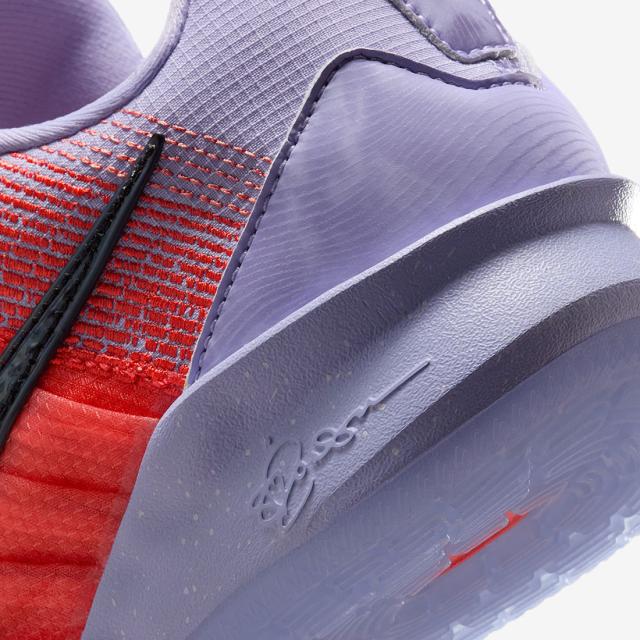 [ナイキ] サブリナ 3 ラディアント EP [SABRINA 3 "Radiant" EP] ベアリーグレープ/マジックエンバー/ブライトピーチ/ブラック HF2882-500