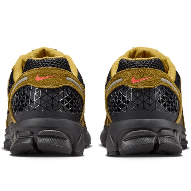 [ナイキ] ズーム ボメロ 5 プレミアム [Zoom Vomero 5 PRM] オリーブフラック/ブラック/クォンタムモス/ピカンテレッド IH1344-300 ナイキ] ズーム ボメロ 5 プレミアム [Zoom Vomero 5 PRM] オリーブ