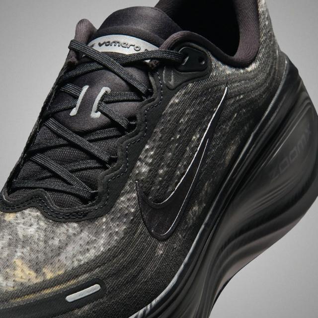 人気急上昇超特価 Nike Vomero Plus ズームボメロプラス ランニング