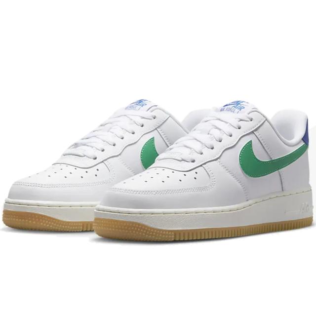 [ナイキ] エア フォース 1 '07 [W AIR FORCE 1 '07] ホワイト/ゲームロイヤル/サンドドリフト/スタジアムグリーン  DD8959-110 日本国内正規品 の通販は