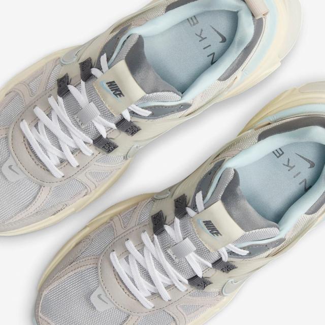 ナイキ] V2K ラン [V2K RUN] ライトボーン/ライトアイアンオール