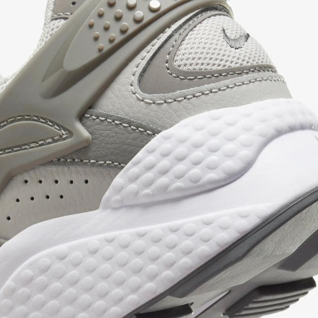 ナイキ] エア ハラチ ランナー [AIR HUARACHE RUNNER] ライトアイアン