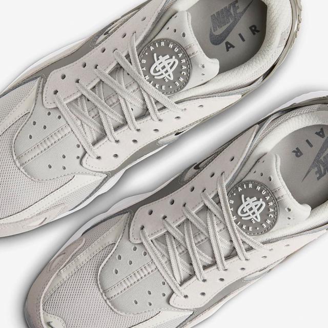 ナイキ] エア ハラチ ランナー [AIR HUARACHE RUNNER] ライトアイアン