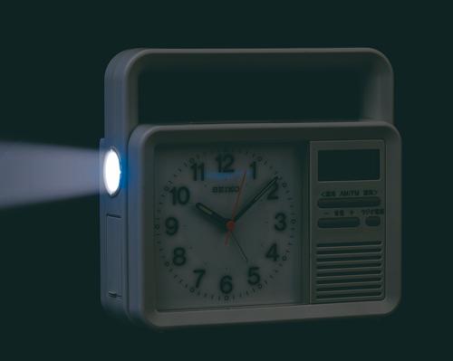 Seiko セイコー 目覚まし時計 防災クロック アナログ 手回し充電 ラジオ Led懐中電灯 非常用ブザー 携帯電話充電 薄グレー Kr885n お取の通販はau Pay マーケット Empire