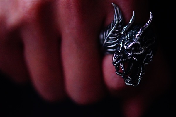 鋭い爪と角のブラック燻し調仕上げアレンジ鱗リアルドラゴン メンズステンレス ハードスタイルリングの通販はau Pay マーケット アクセサリー通販 Farice