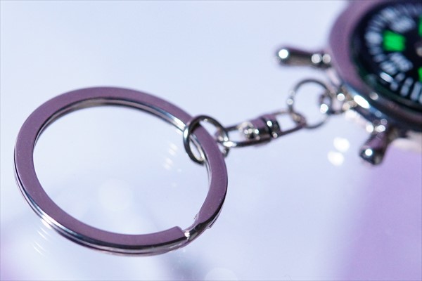 船の操舵舵デザイン便利グッズ コンパス(方位磁石)キーホルダーの通販