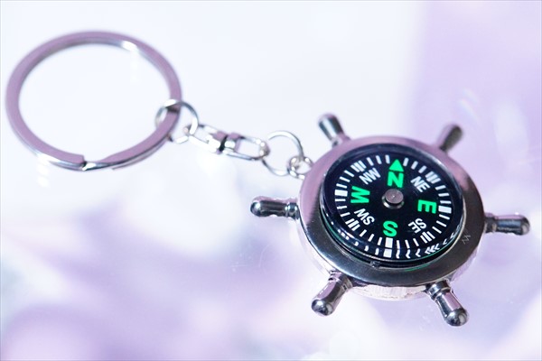 船の操舵舵デザイン便利グッズ コンパス(方位磁石)キーホルダーの通販