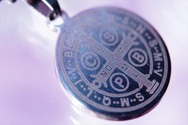 ルード系 キリスト教 聖ベネディクトゥス 聖書文字 裏面十字架 クロス メダイ風プレート ペンダント ネックレス Sサイズ の通販はau Pay マーケット アクセサリー通販 Farice