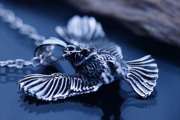 フクロウ(梟)モチーフ 翼を広げ獲物を狩る猛禽類デザイン メンズ ペンダント ネックレス｜au PAY マーケット