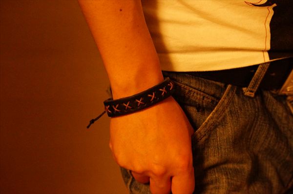 ブラッククロスデザインリストバンド