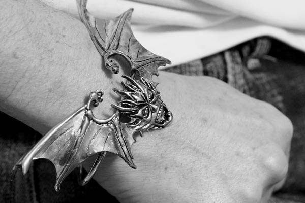 コウモリ 蝙蝠 モンスター 怪物 メンズ バングル ブレスレットの通販は