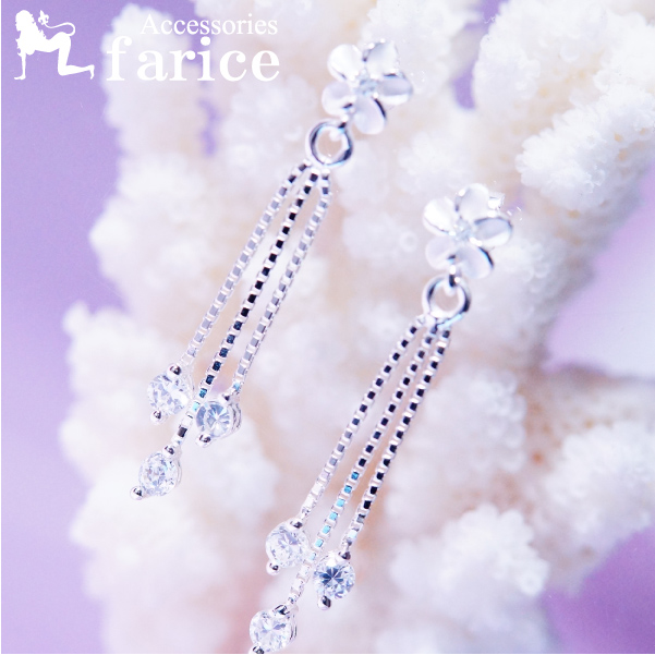 ストーン付きホワイトプルメリア(花) ドロップ3キュービックジルコニア＆3ベネチアンチェーン ハワイアンジュエリースイングピアスの通販は