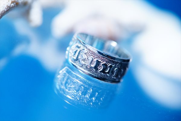 恋人文字と花柄と波模様彫りのホワイトプラチナコーティング打ち出しハワイアンジュエリーリング【10号】_2