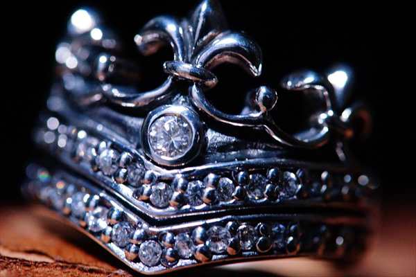 爆買い国産王冠とブルージルコニアのシルバー９２５製リング（指輪）！ アクセサリー