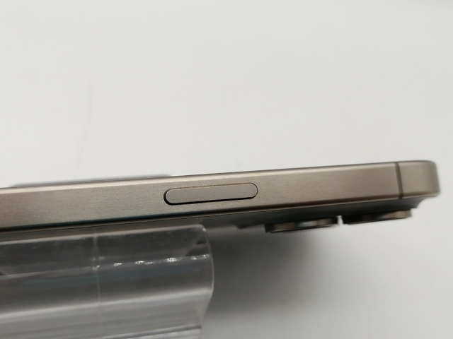 【中古】Apple 国内版 【SIMフリー】 iPhone 15 Pro Max 256GB ナチュラルチタニウム MU6R3J/A【大須2】保証期間１ヶ月【ランクA】
