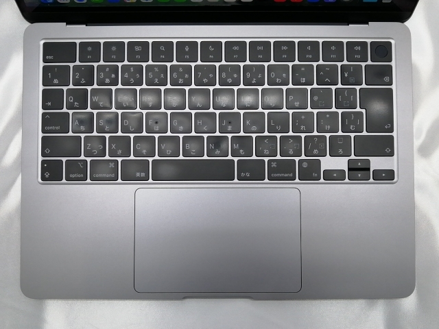 【中古】Apple MacBook Air 13インチ M2(CPU:8C/GPU:8C) 8GB/256GB スペースグレイ MLXW3J/A (M2,2022)【ECセンター】保証期間１ヶ月【ランクB】