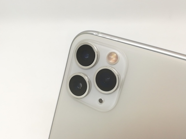 【中古】Apple SoftBank 【SIMロック解除済み】 iPhone 11 Pro 64GB シルバー MWC32J/A【秋葉4号】保証期間１ヶ月【ランクC】_6