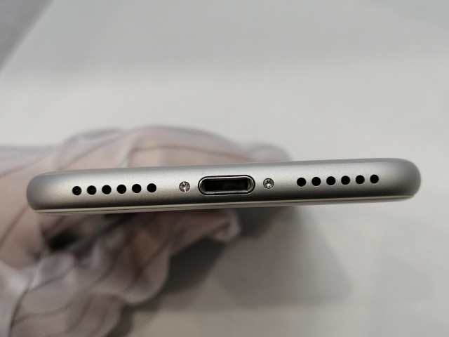 【中古】Apple au 【SIMロック解除済み】 iPhone 7 32GB シルバー MNCF2J/A【浜松駅前】保証期間１ヶ月【ランクB】_4