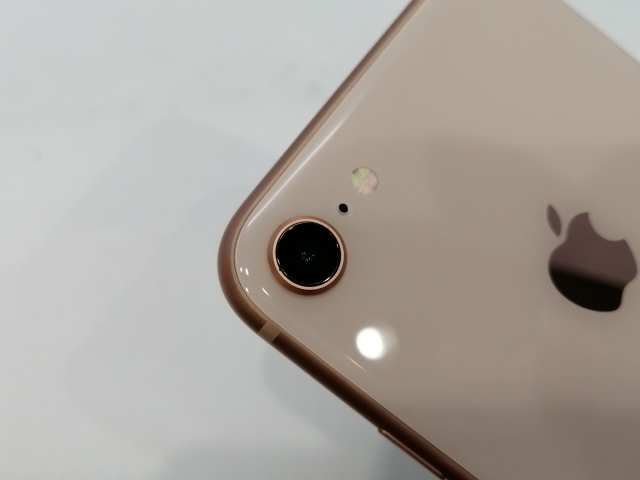 【中古】Apple docomo 【SIMロック解除済み】 iPhone 8 64GB ゴールド MQ7A2J/A【浜松駅前】保証期間１ヶ月【ランクA】_3