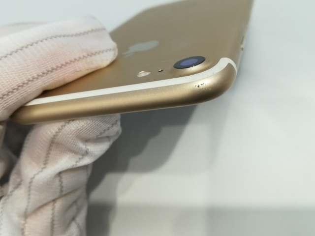 中古】Apple docomo 【SIMロック解除済み】 iPhone 7 128GB ゴールド