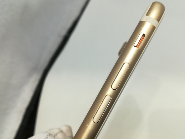 中古】Apple docomo 【SIMロック解除済み】 iPhone 7 128GB ゴールド